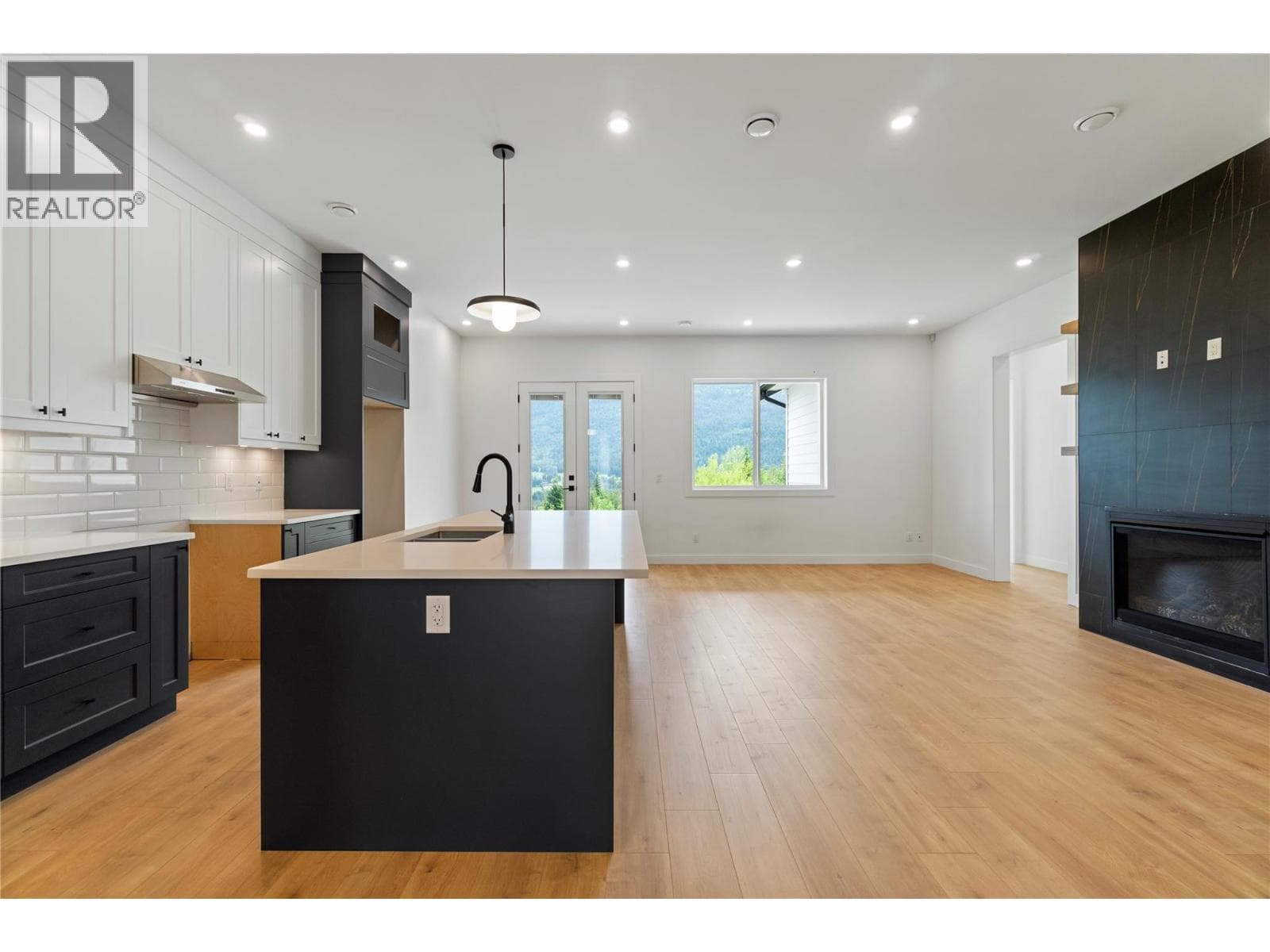 6840 42 Street NE, Interior REALTORS® — photo 4