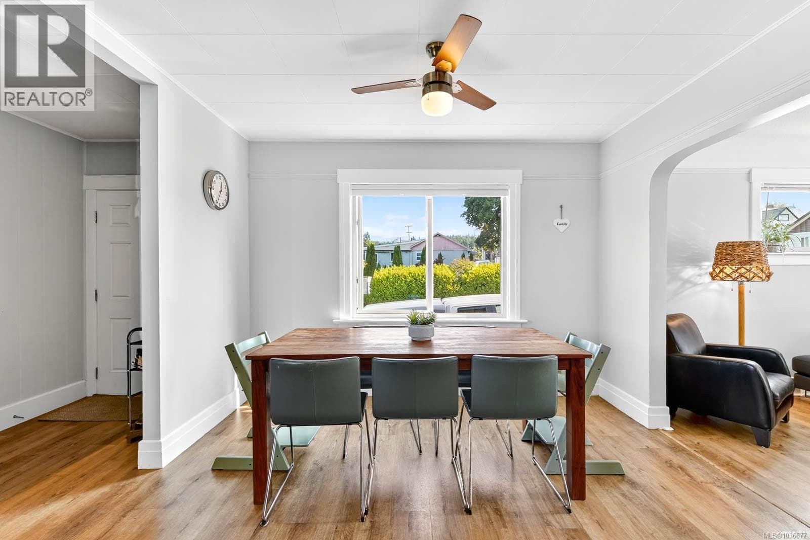 4703 STRATHERN STREET, Vancouver Island — photo 4