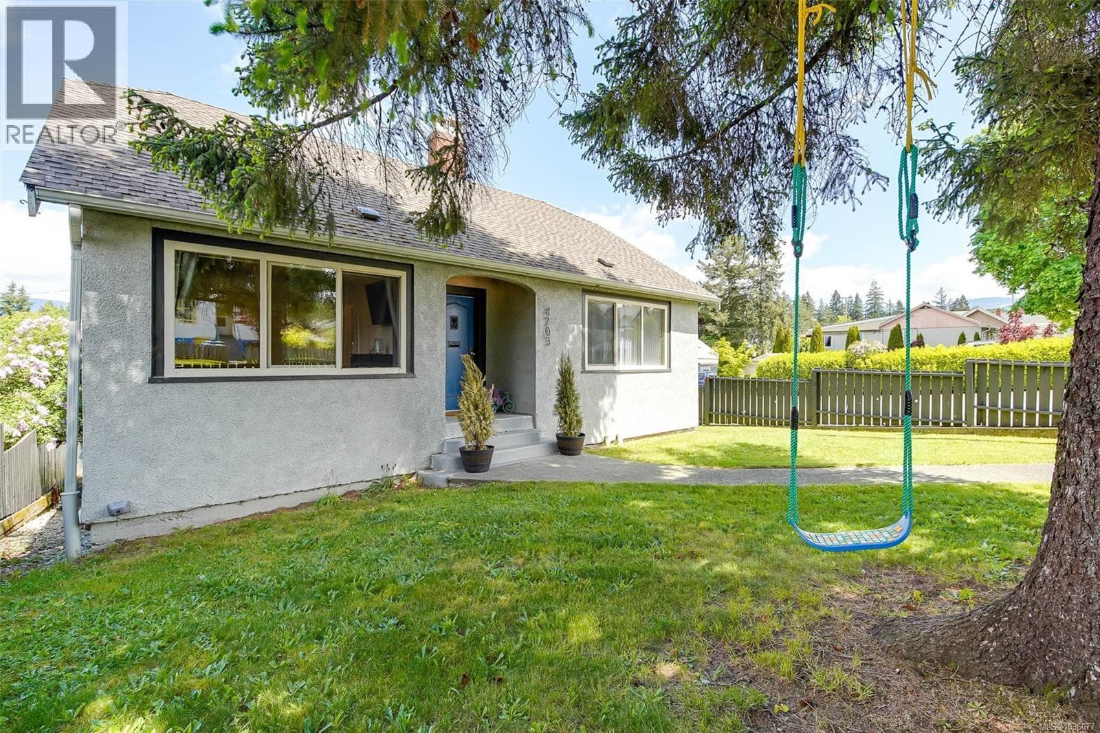 4703 STRATHERN STREET, Vancouver Island — photo 2