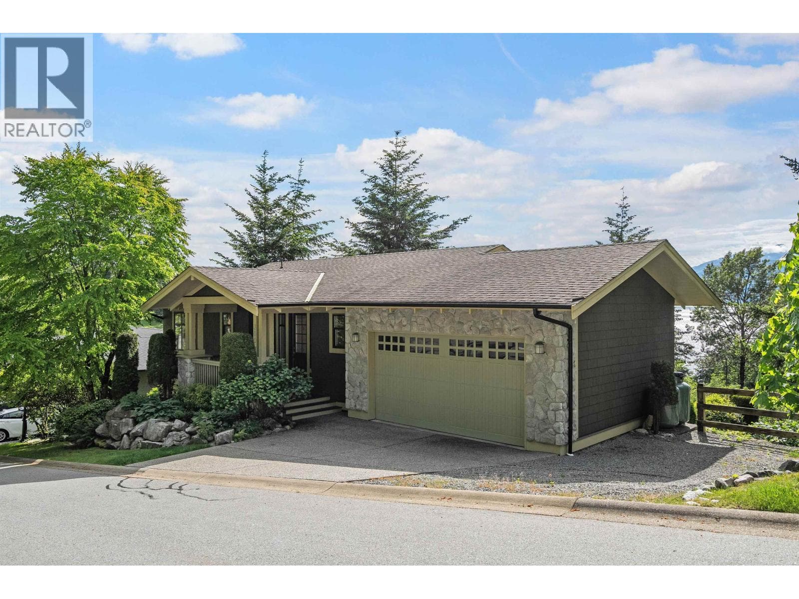300 OCEAN CREST DRIVE, Greater Vancouver — photo 3