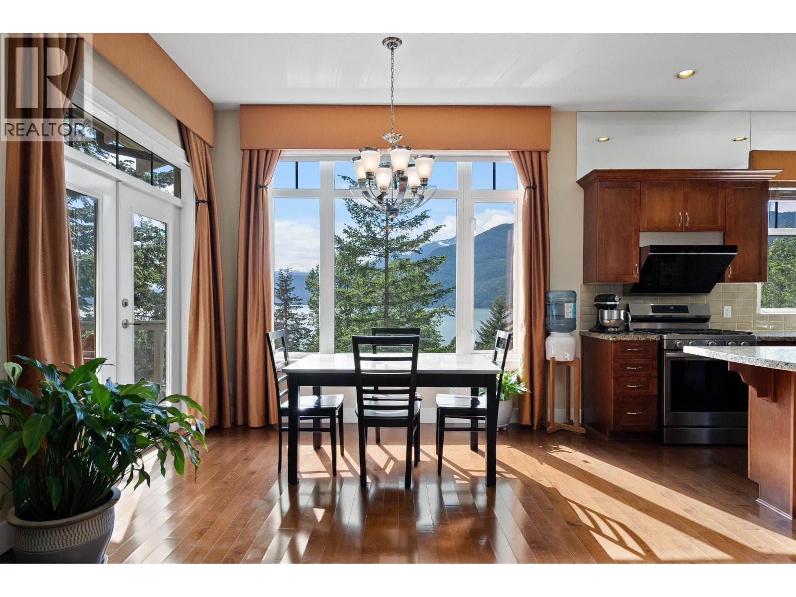300 OCEAN CREST DRIVE, Greater Vancouver — photo 5
