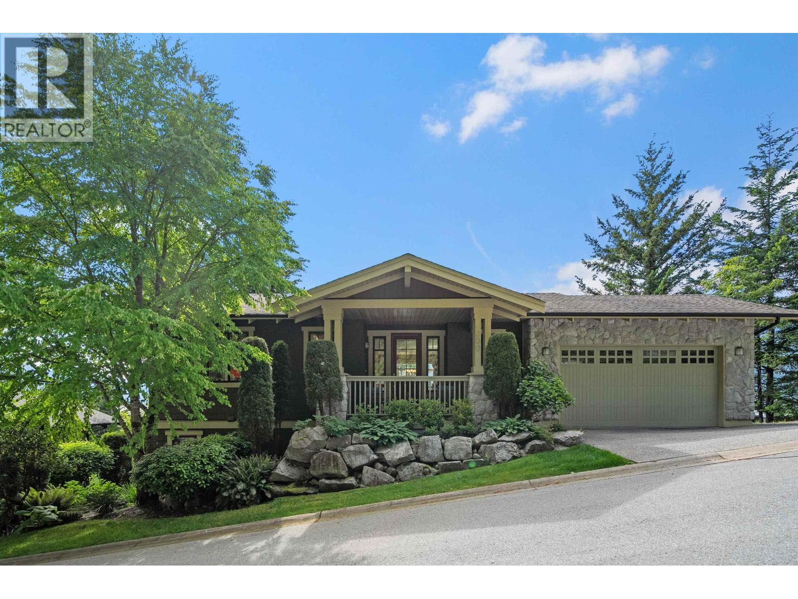 300 OCEAN CREST DRIVE, Greater Vancouver — photo 2
