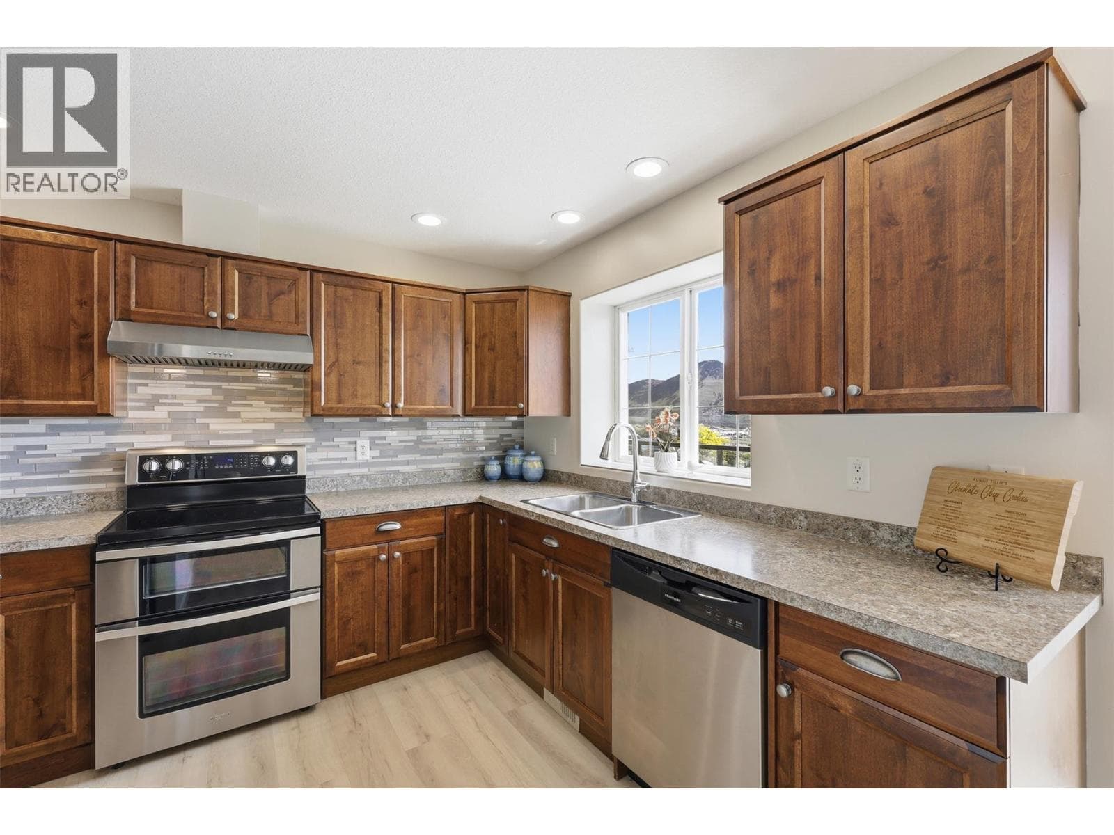 1870 NORVIEW PLAZA, Interior REALTORS® — photo 5