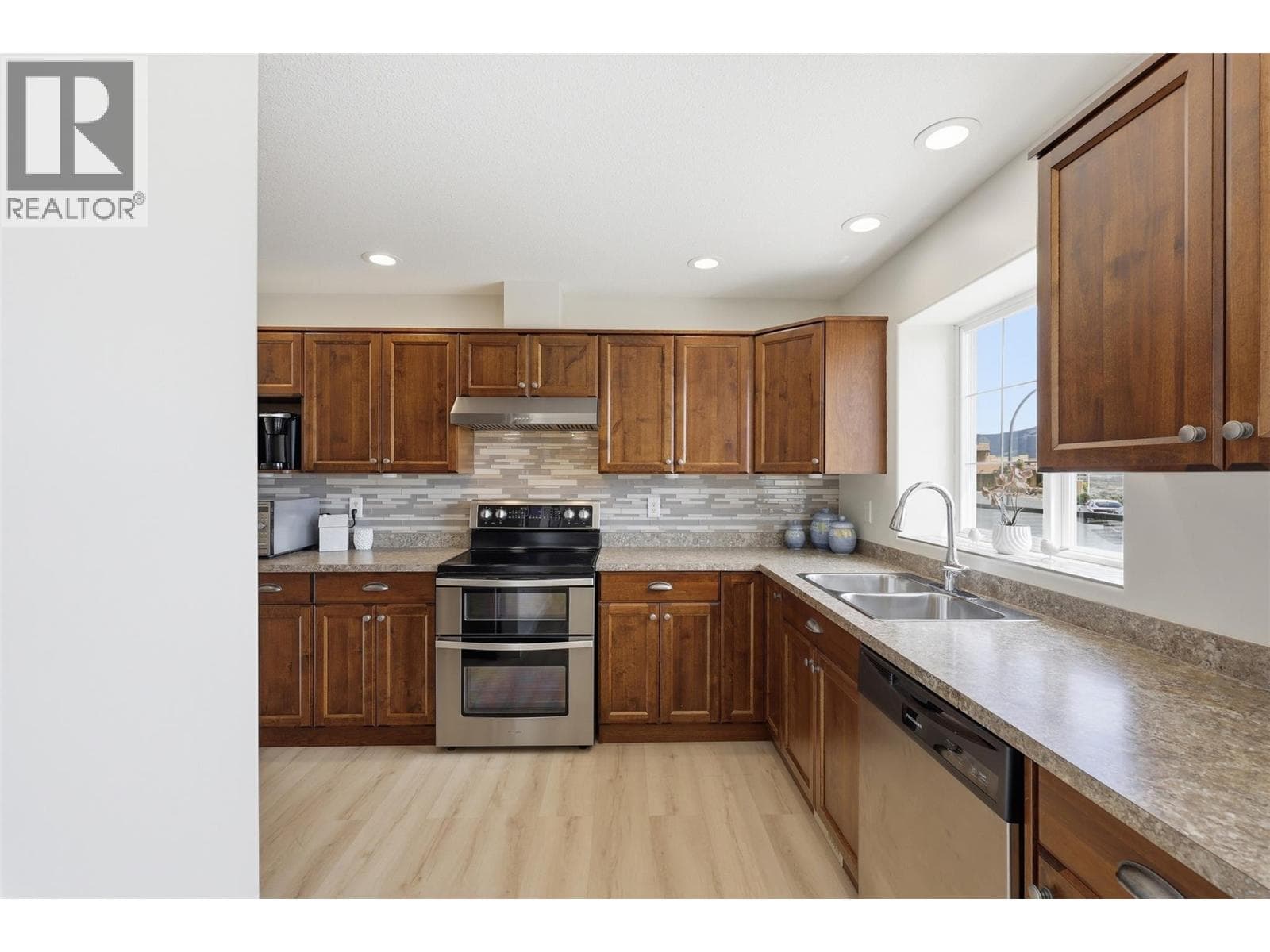 1870 NORVIEW PLAZA, Interior REALTORS® — photo 3
