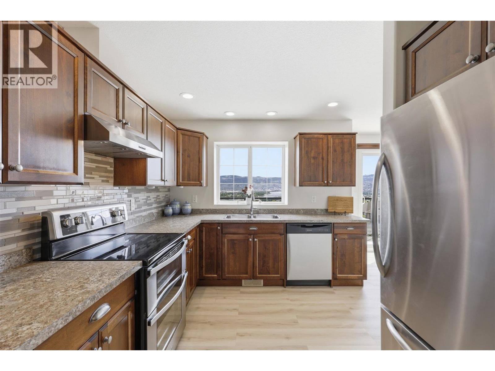 1870 NORVIEW PLAZA, Interior REALTORS® — photo 4