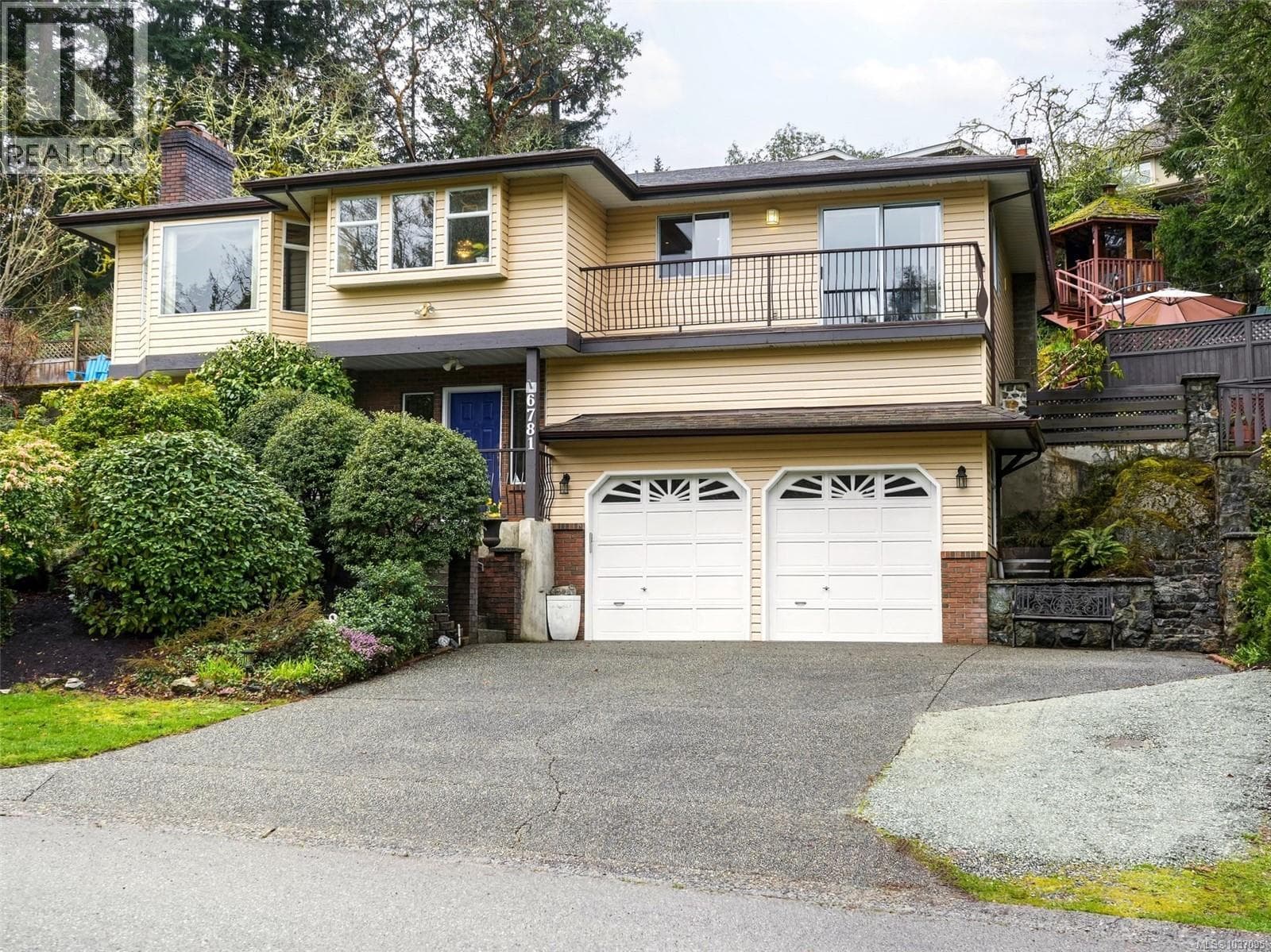 6781 Amwell Dr, Victoria