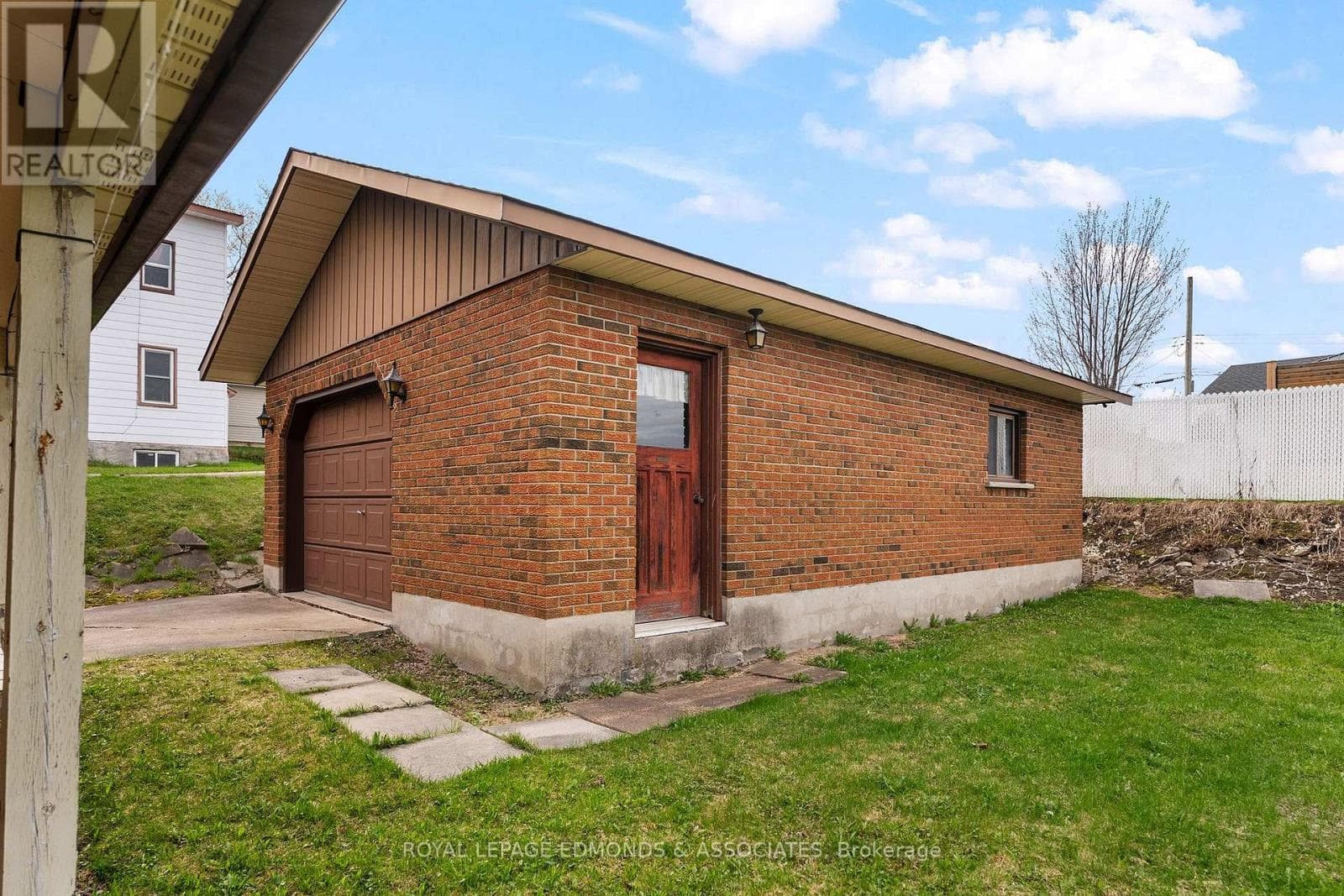 90 DEACON STREET, Renfrew County — photo 2