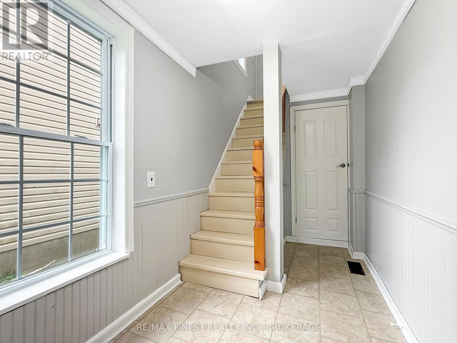 215 BROCK STREET, Kingston — photo 2