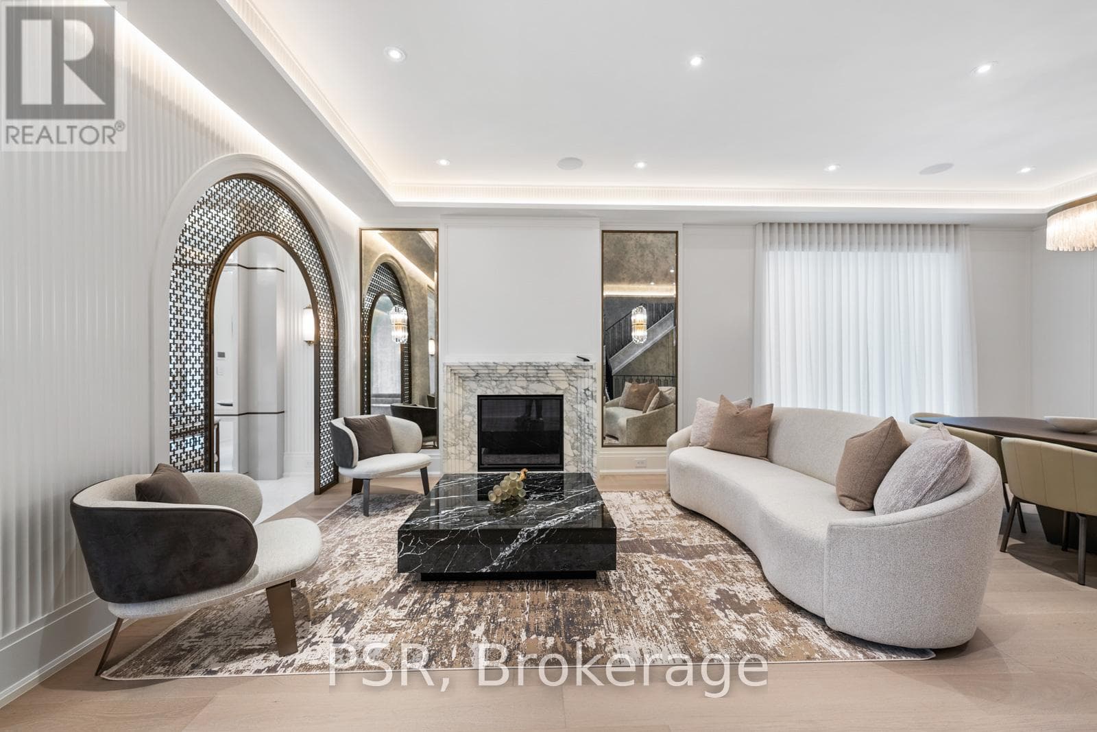 117 YONGE BOULEVARD, Toronto — photo 3