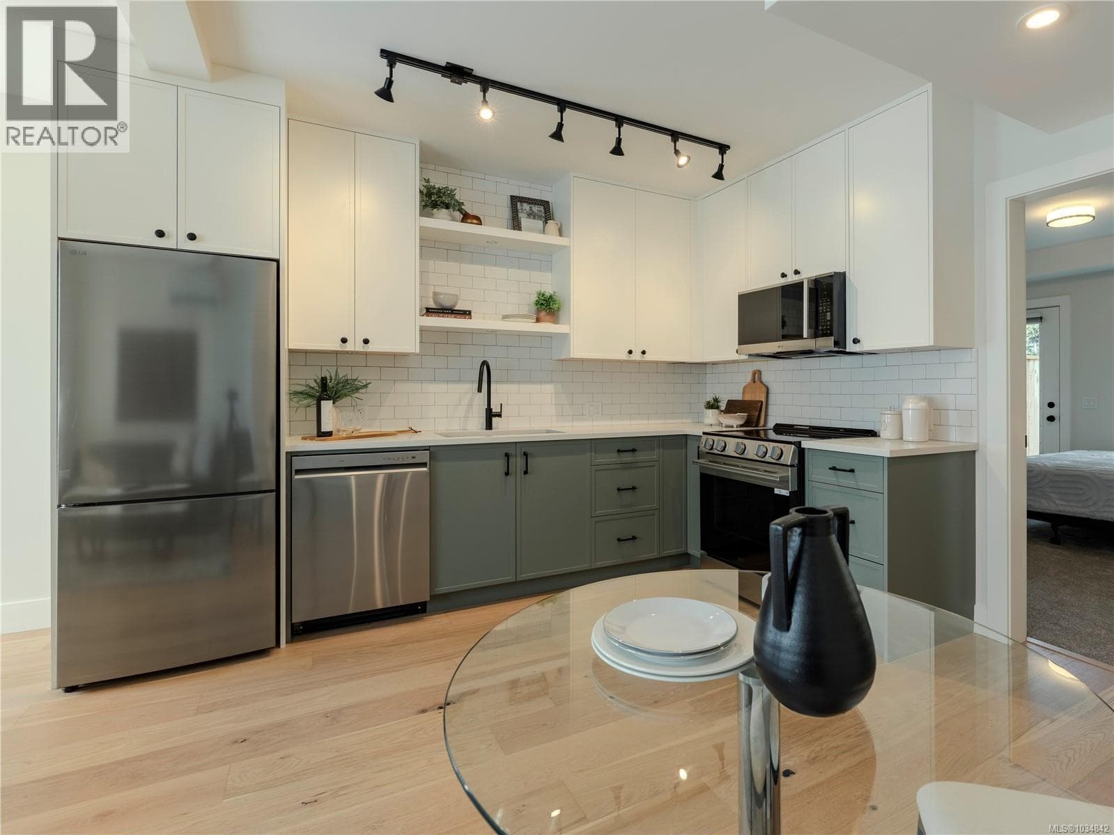 8 1830 Allenby St, Victoria — photo 4