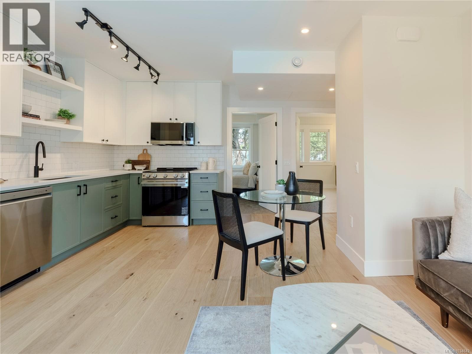 8 1830 Allenby St, Victoria — photo 5
