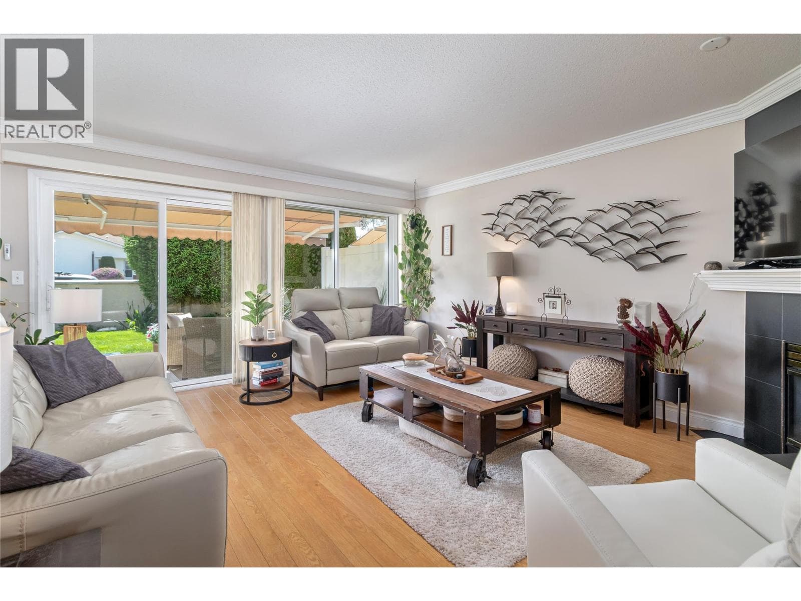 3 1886 PARKVIEW CRESCENT, Interior REALTORS® — photo 3
