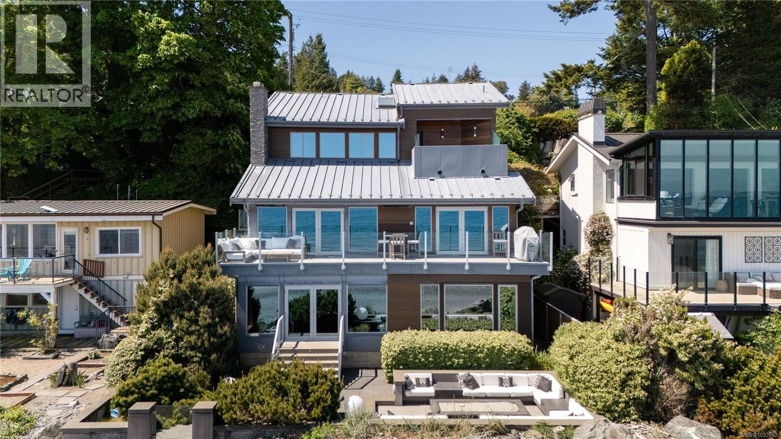 5039 CORDOVA BAIE ROAD, Victoria