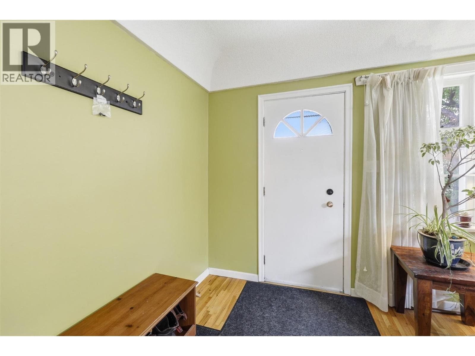 952 NICOLA STREET, Interior REALTORS® — photo 5