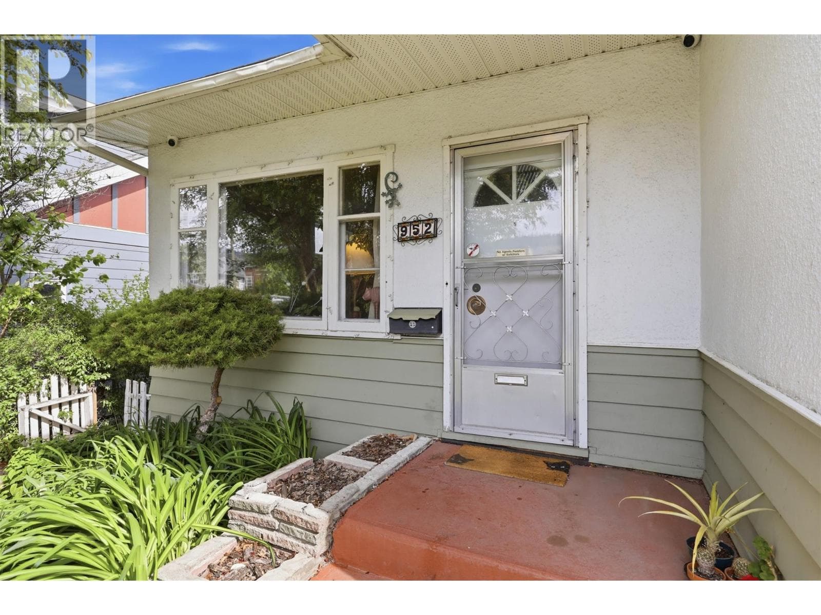 952 NICOLA STREET, Interior REALTORS® — photo 2