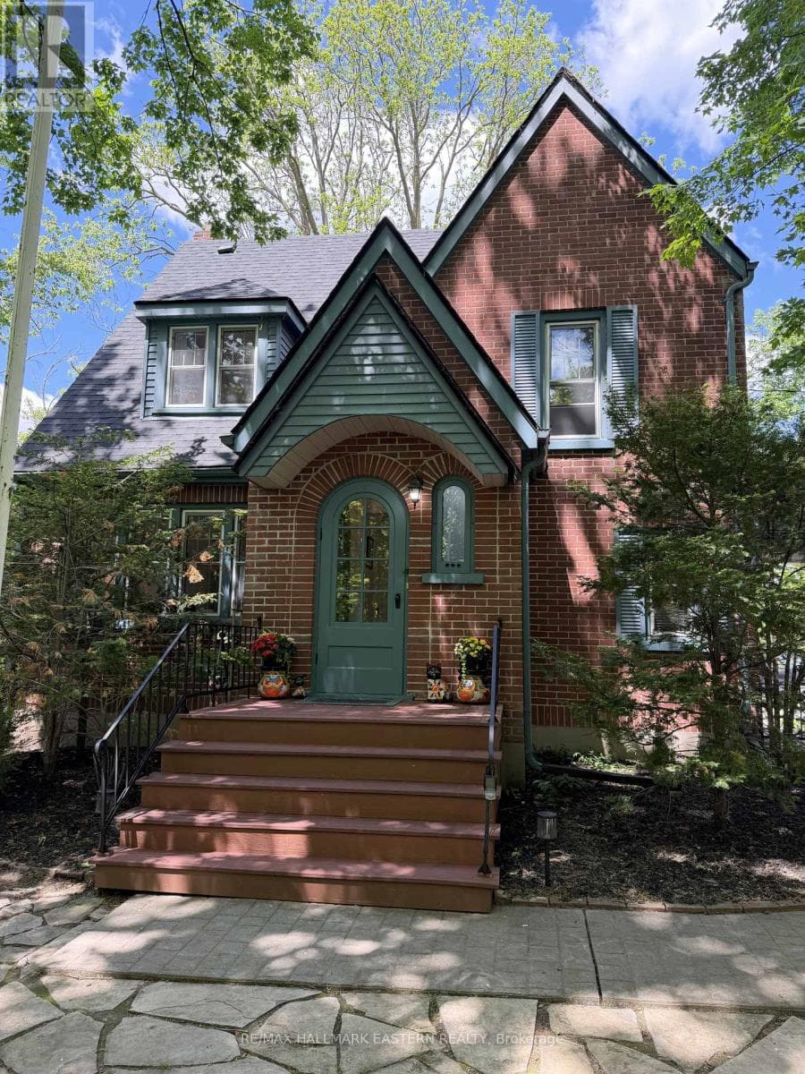 301 ENGLEBURN AVENUE, Central Lakes