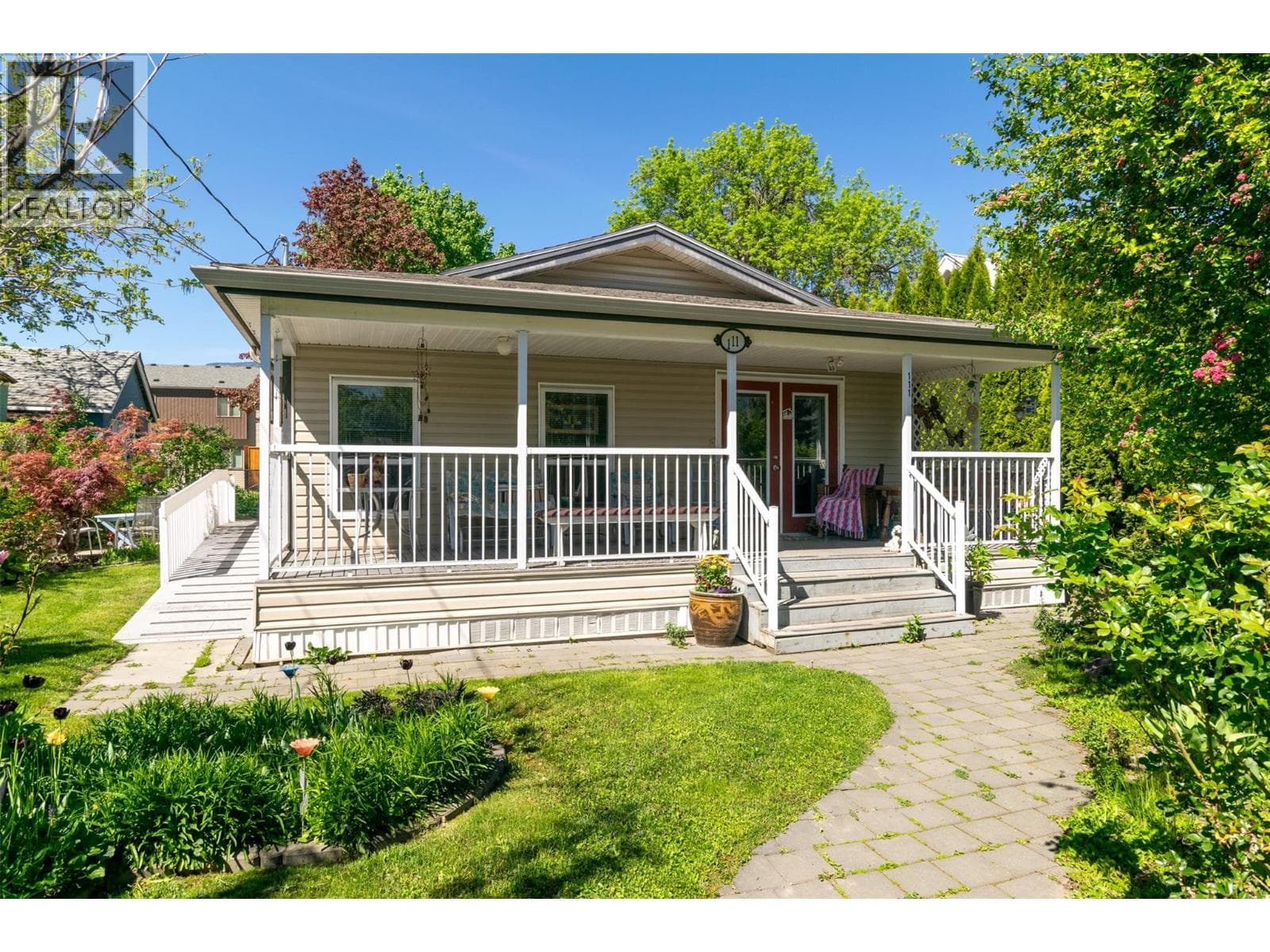 111 1 Street SE, Interior REALTORS® — photo 2
