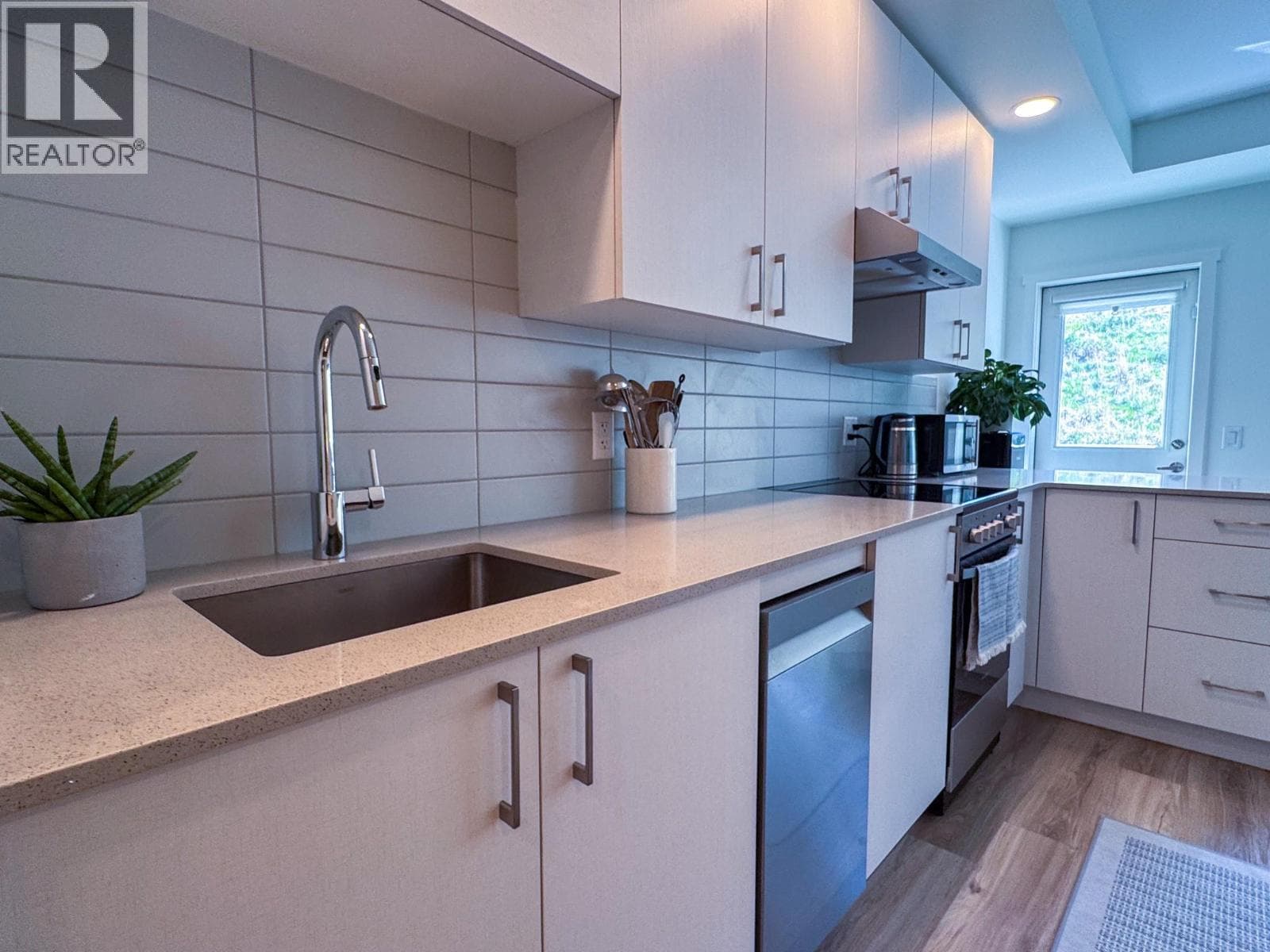 1057 Frost Road Unit# 404, Interior REALTORS® — photo 5