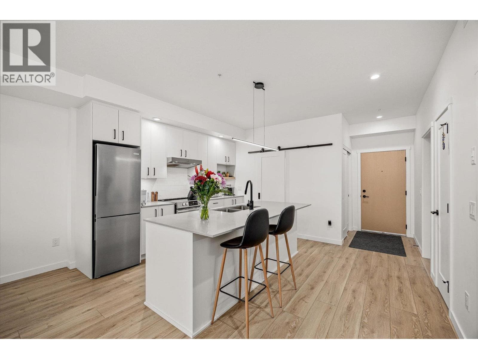 660 Cawston Avenue Unit# 313, Interior REALTORS® — photo 3