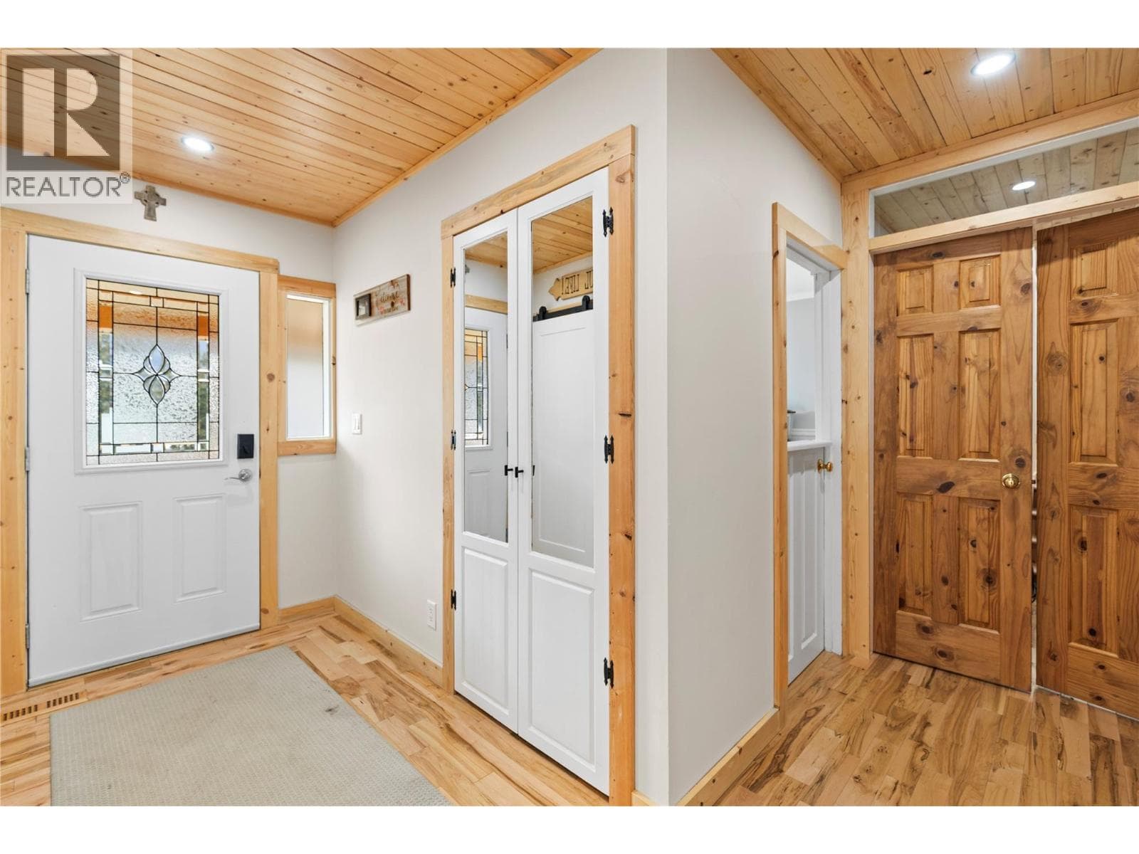 112 WALKER Road, Interior REALTORS® — photo 2