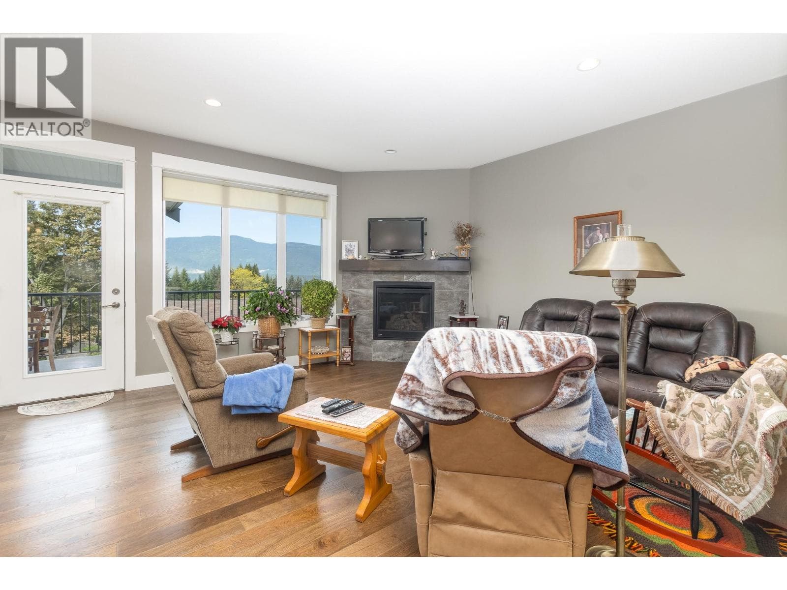 221 24 Street NE, Interior REALTORS® — photo 5
