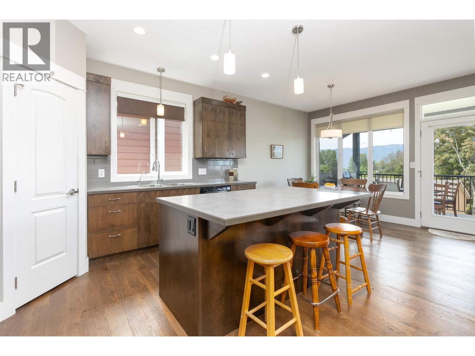 221 24 Street NE, Interior REALTORS® — photo 4