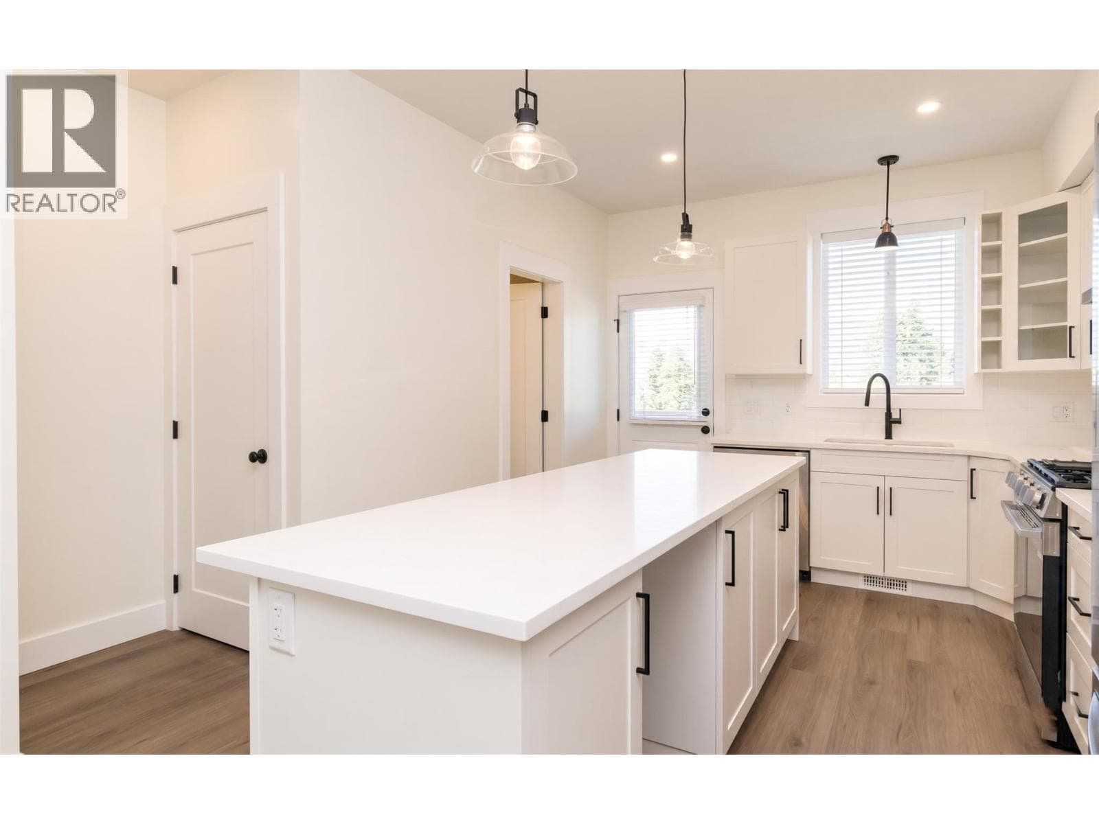 1910 11 Avenue NE Unit# 3, Interior REALTORS® — photo 4