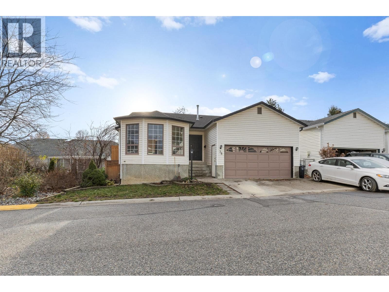 38 555 GLENMEADOWS ROAD, Interior REALTORS® — photo 2