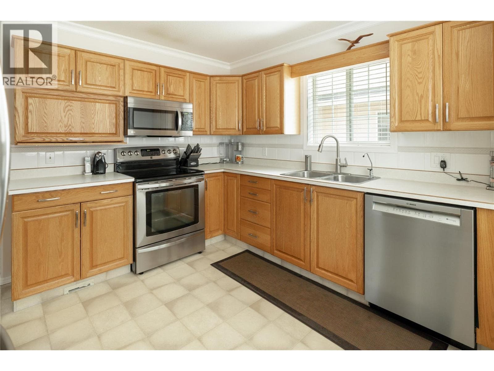 13 527 YATES ROAD, Interior REALTORS® — photo 2