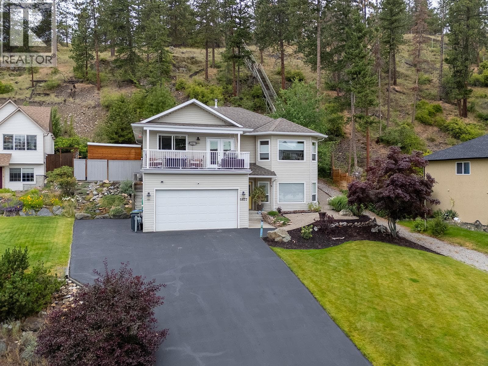 5827 VICTORIA STREET, Interior REALTORS® — photo 2