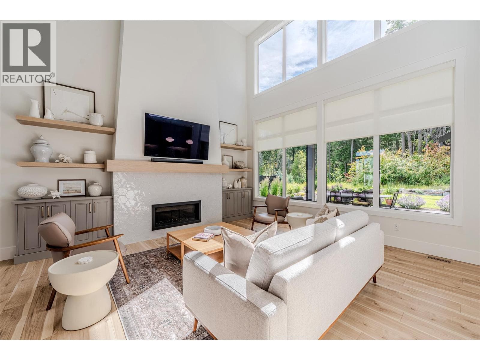 184 DIAMOND WAY, Interior REALTORS® — photo 3