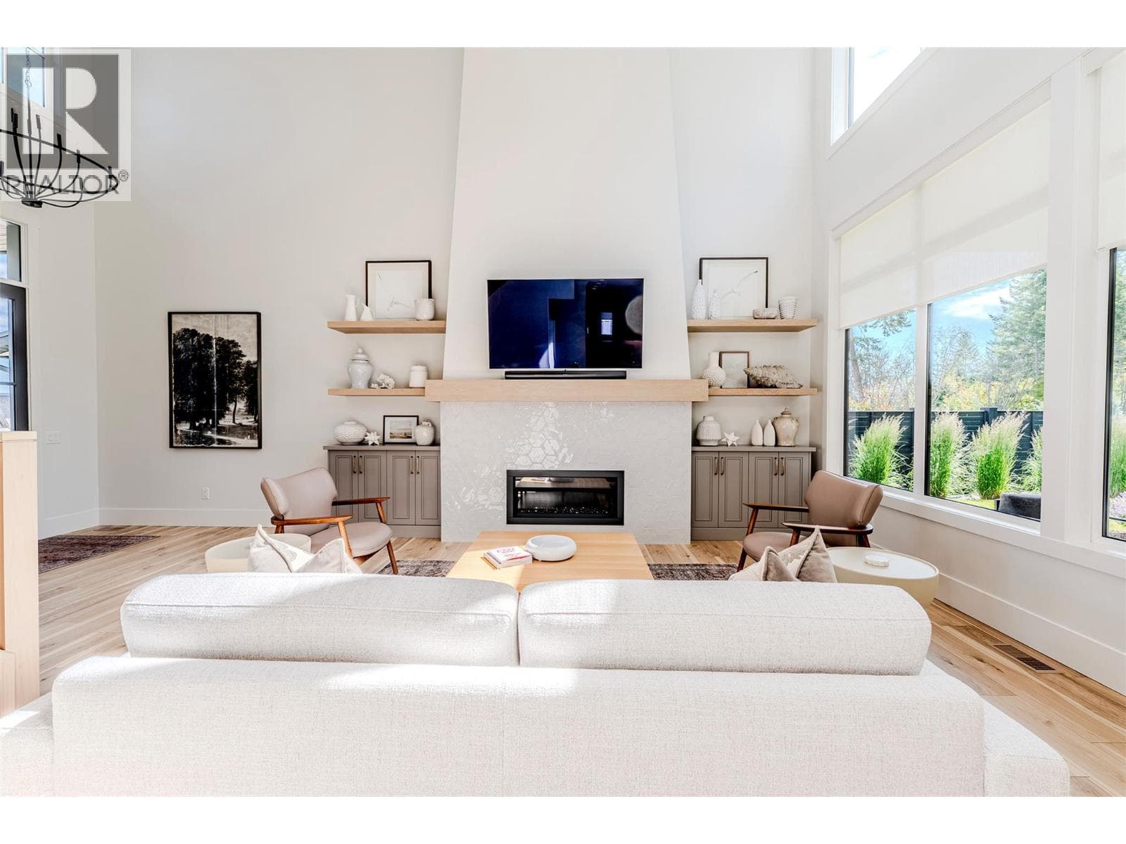 184 DIAMOND WAY, Interior REALTORS® — photo 5