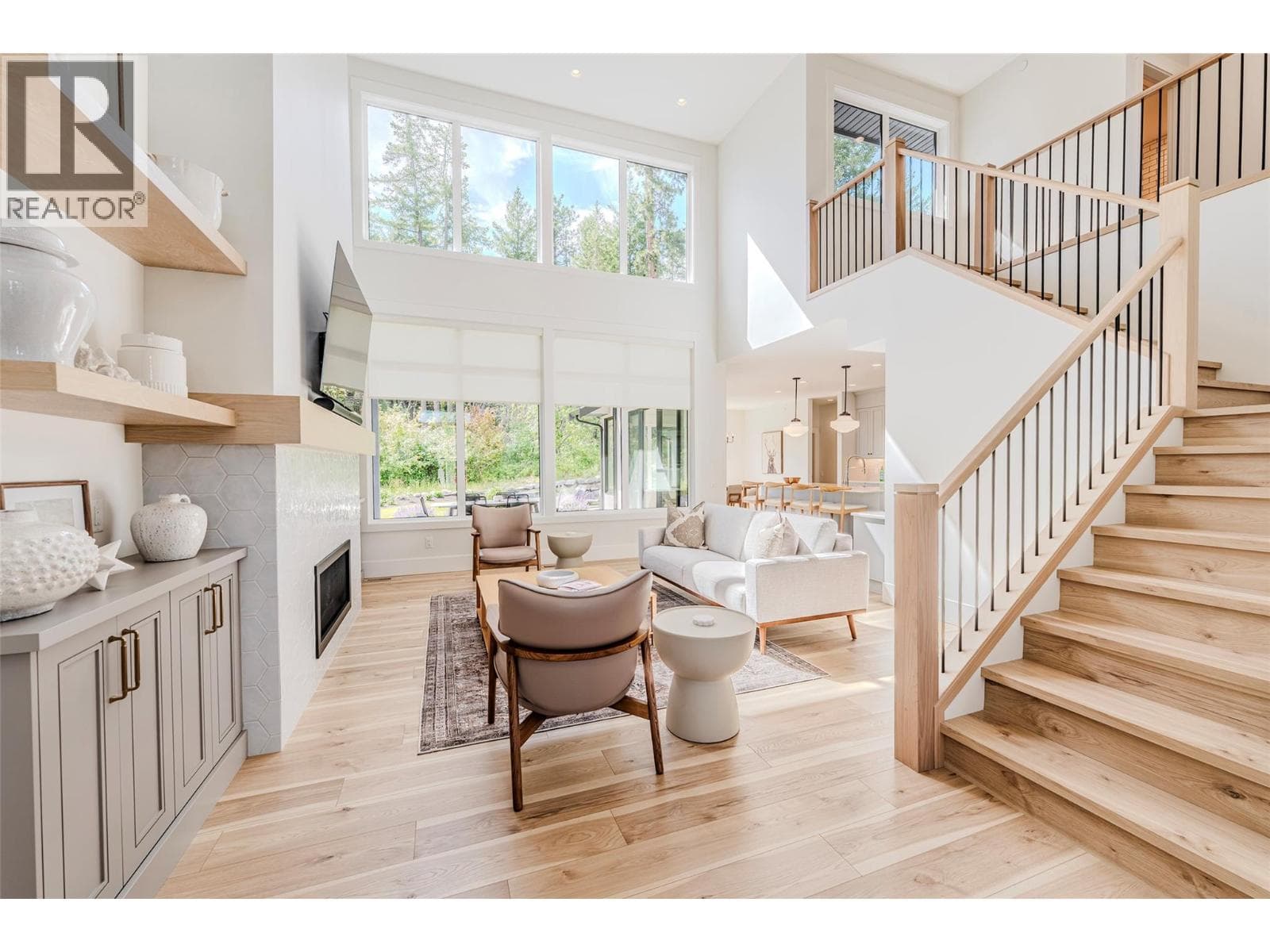 184 DIAMOND WAY, Interior REALTORS® — photo 2