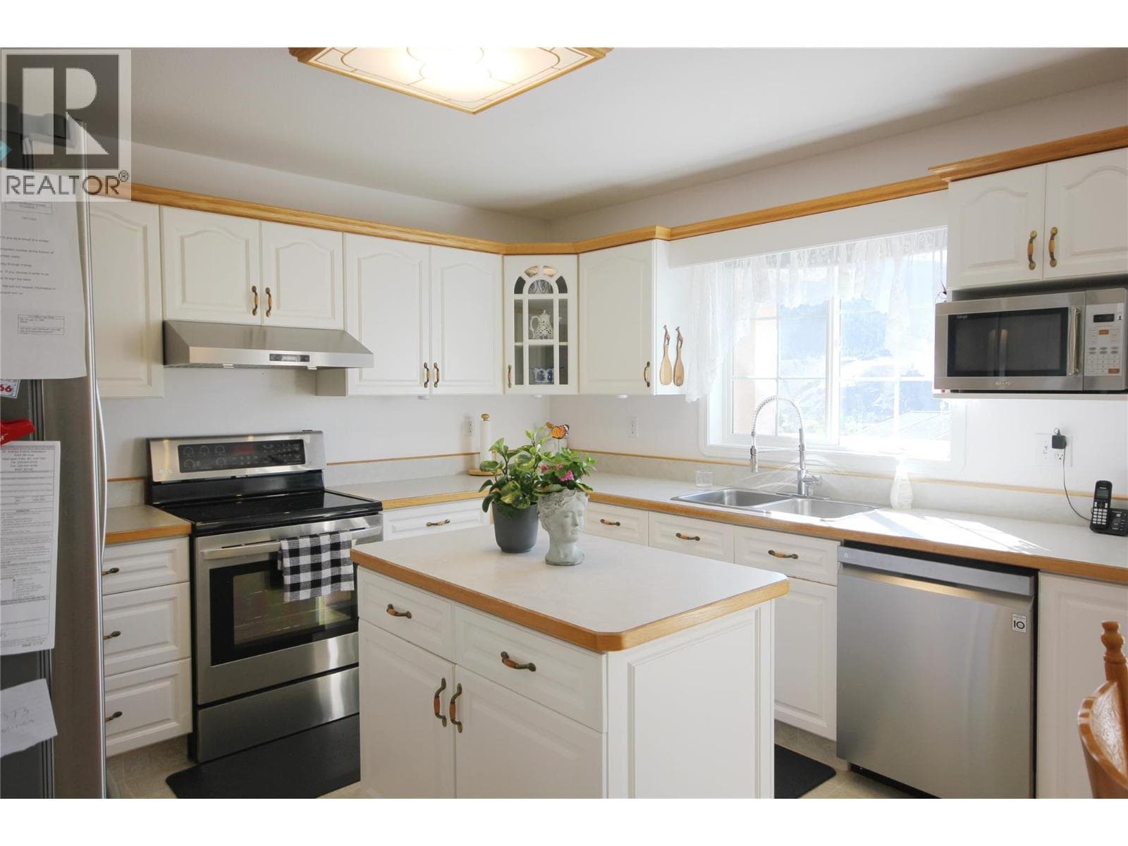 1035 Peachcliff Drive, Interior REALTORS®
