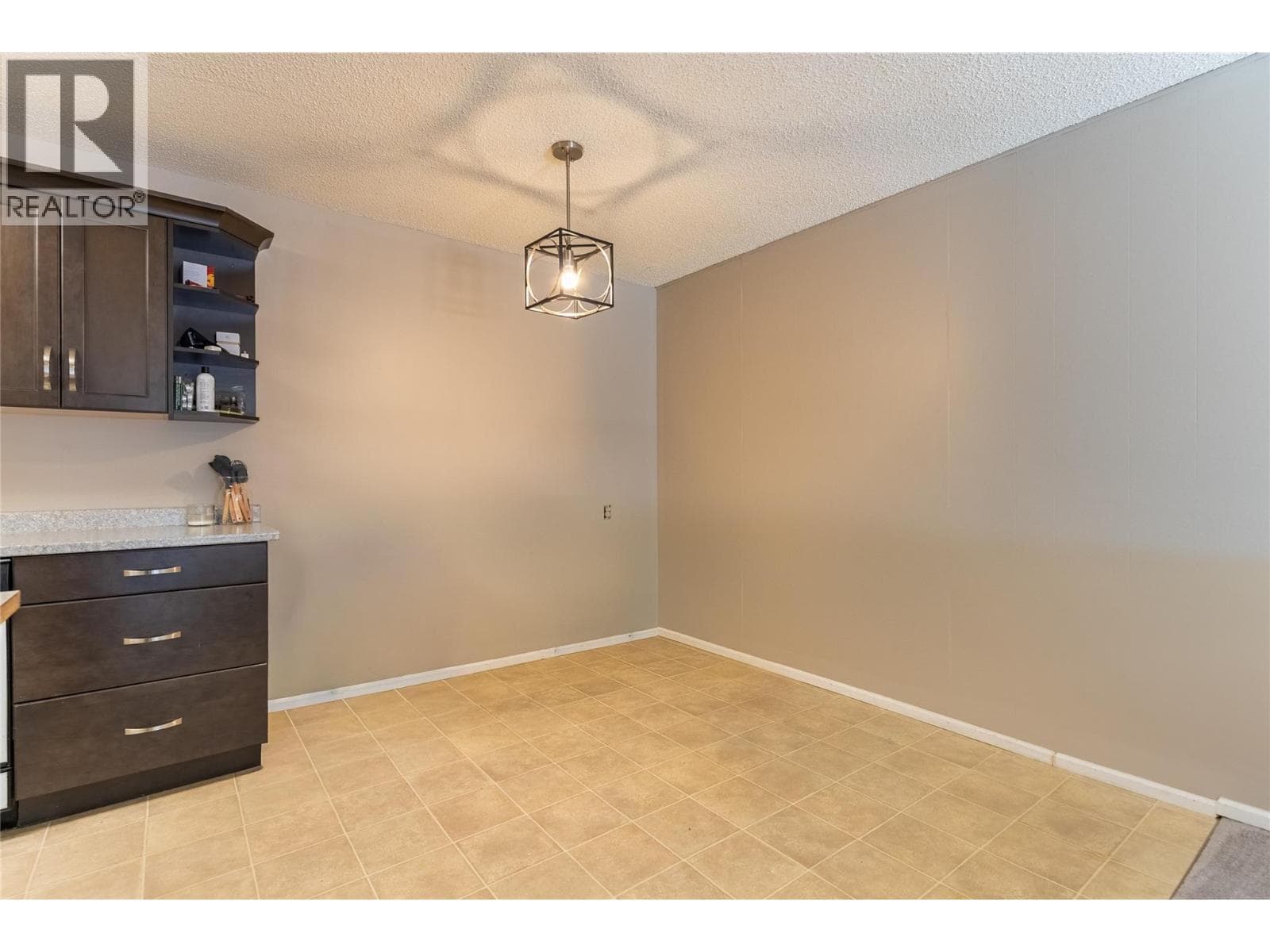 279 Alder Drive Unit# 101, Interior REALTORS® — photo 4