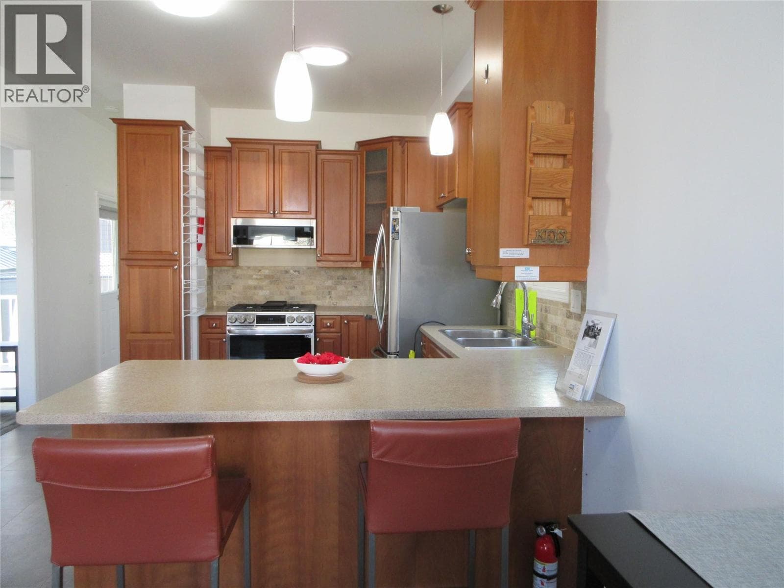 242 415 COMMONWEALTH ROAD, Interior REALTORS® — photo 3