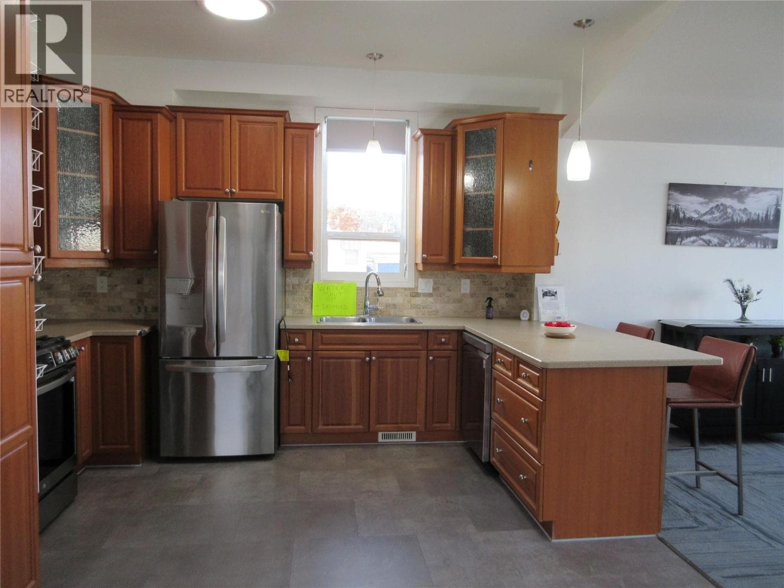 242 415 COMMONWEALTH ROAD, Interior REALTORS® — photo 2