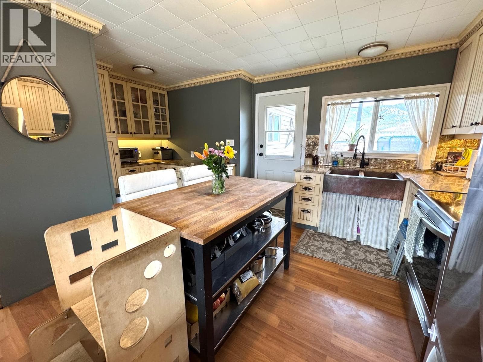 1963 Granite Avenue, Interior REALTORS® — photo 5