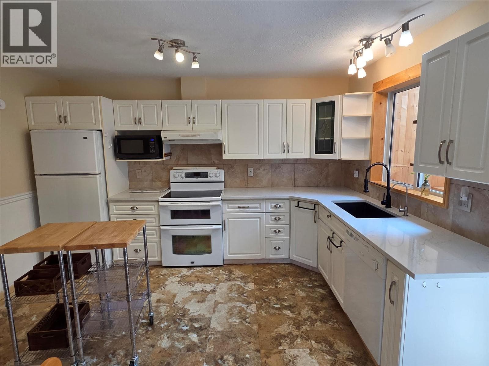 425 3rd Avenue, Interior REALTORS® — photo 5