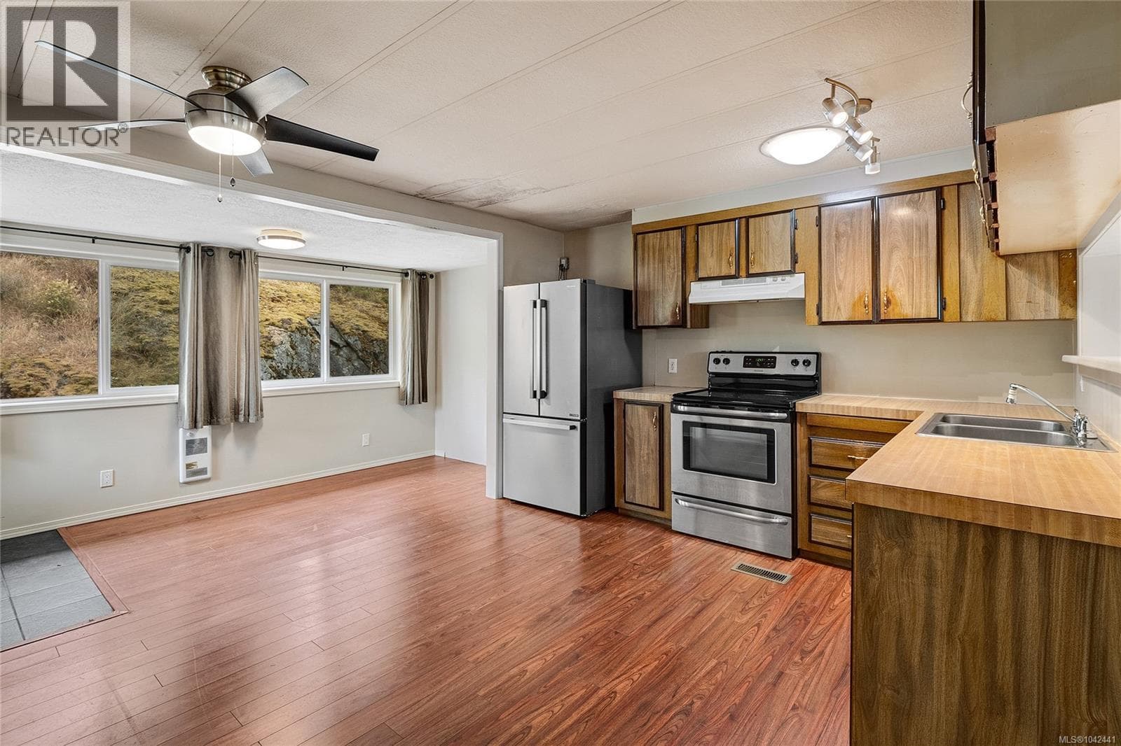 38 5838 Blythwood Rd, Victoria — photo 5