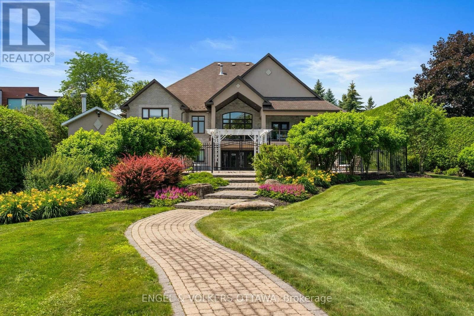 25 WINDING WAY, Ottawa