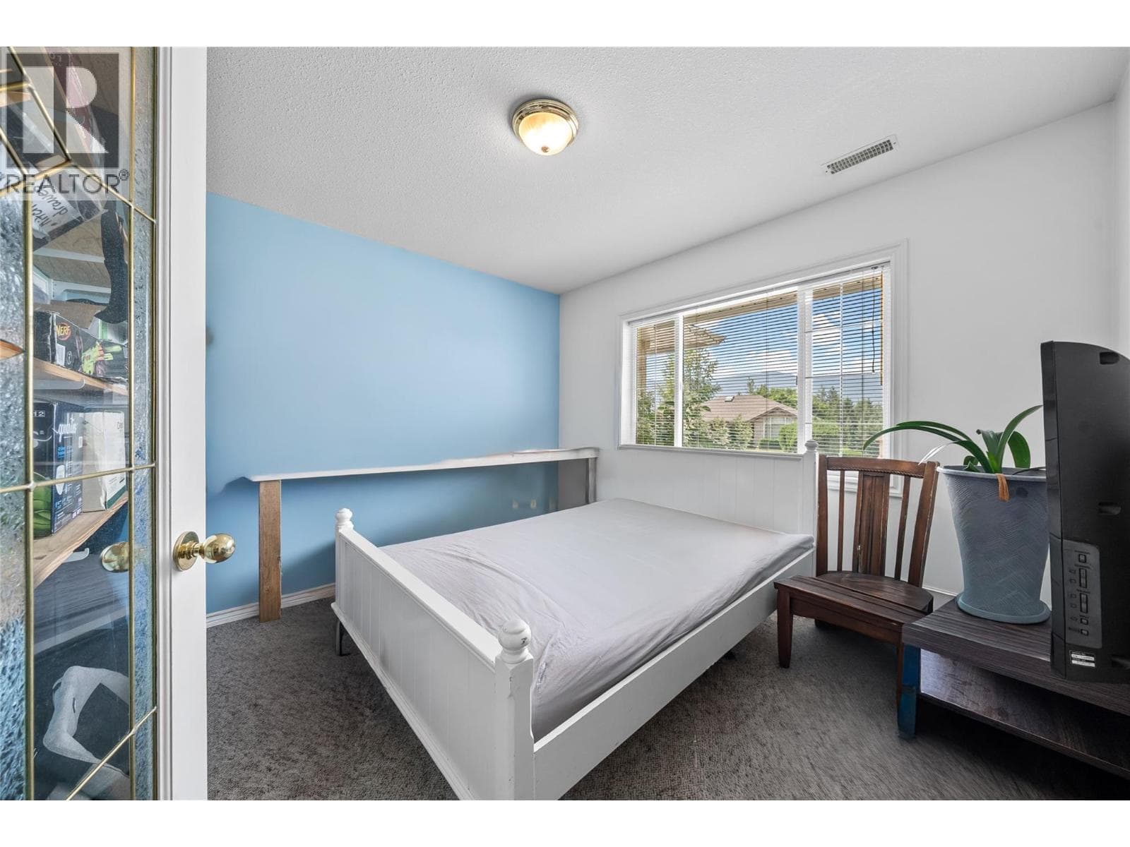 650 17 Street SE, Interior REALTORS® — photo 3
