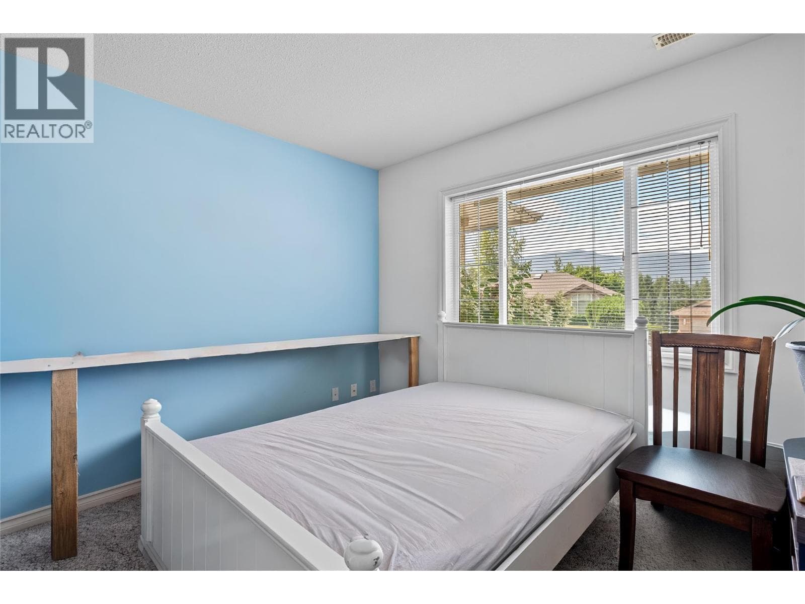 650 17 Street SE, Interior REALTORS® — photo 4