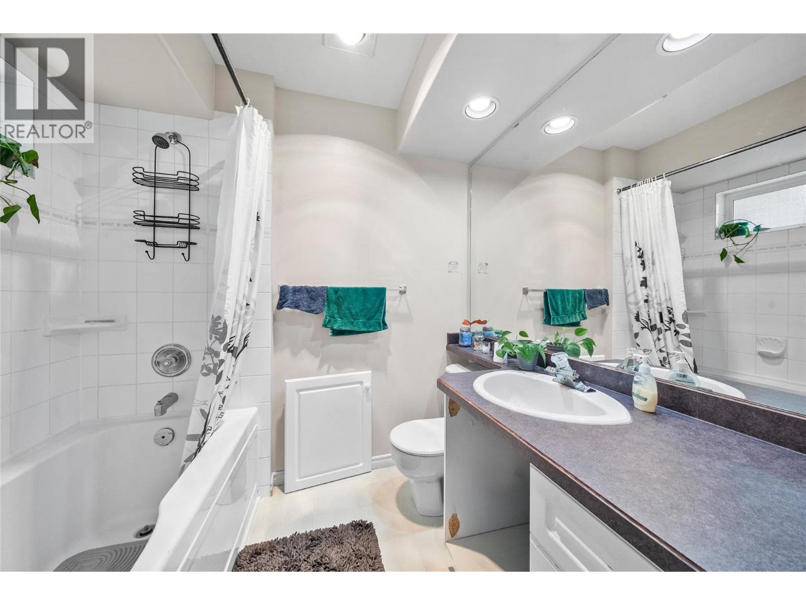 650 17 Street SE, Interior REALTORS® — photo 2