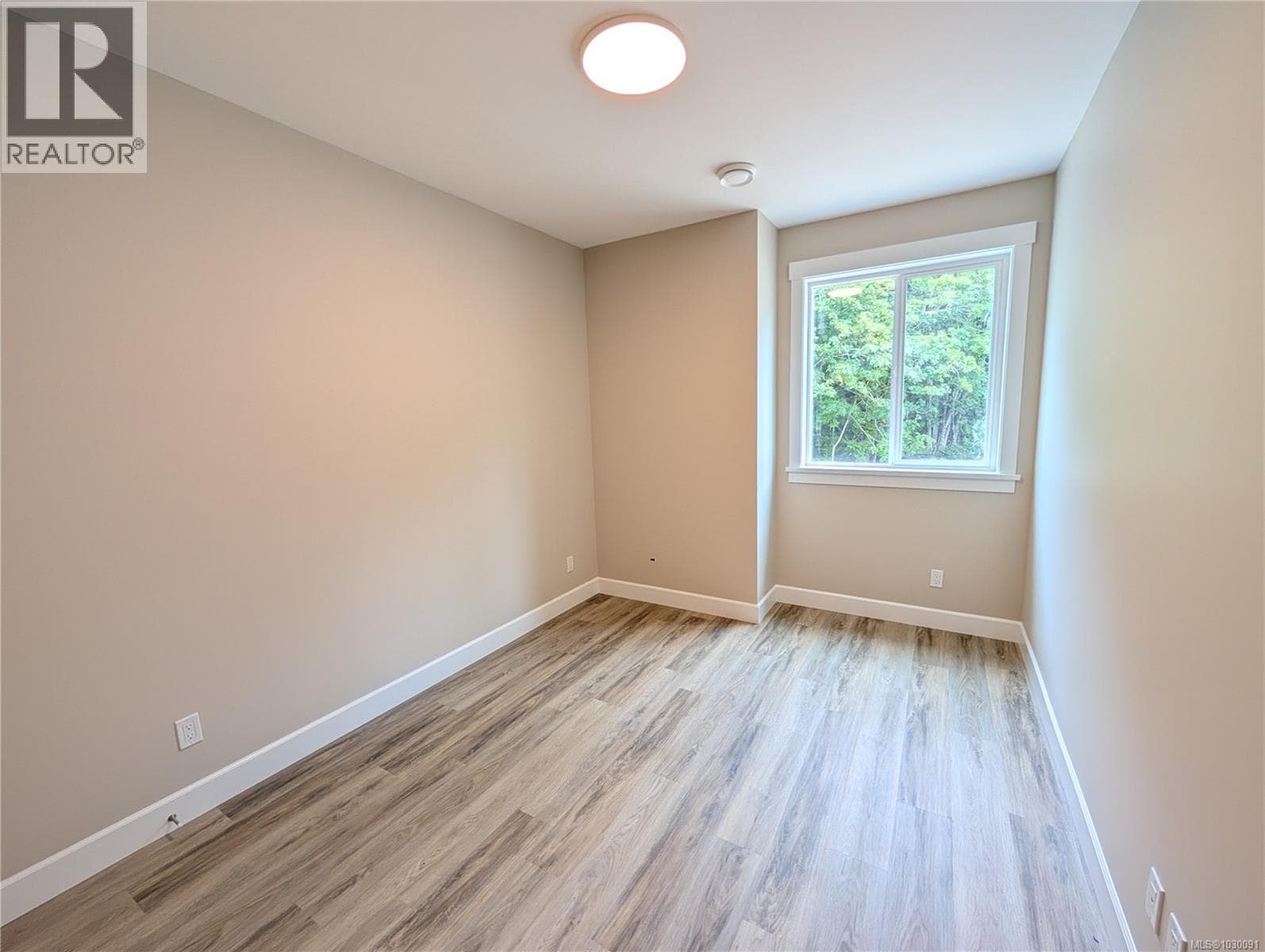 1336 Mckinley Rd, Vancouver Island — photo 2