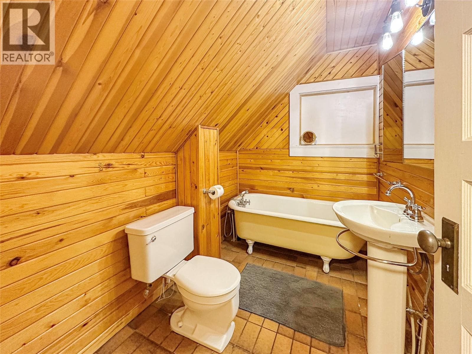 153 BILLITER AVENUE, Interior REALTORS®