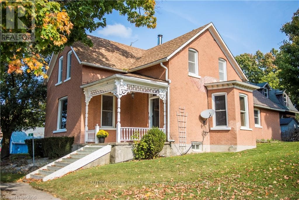 8 ELIZABETH DRIVE in