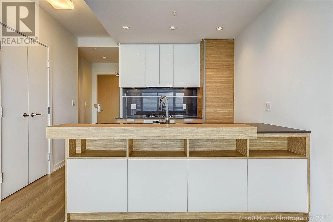 3302 4688 KINGSWAY in Maywood