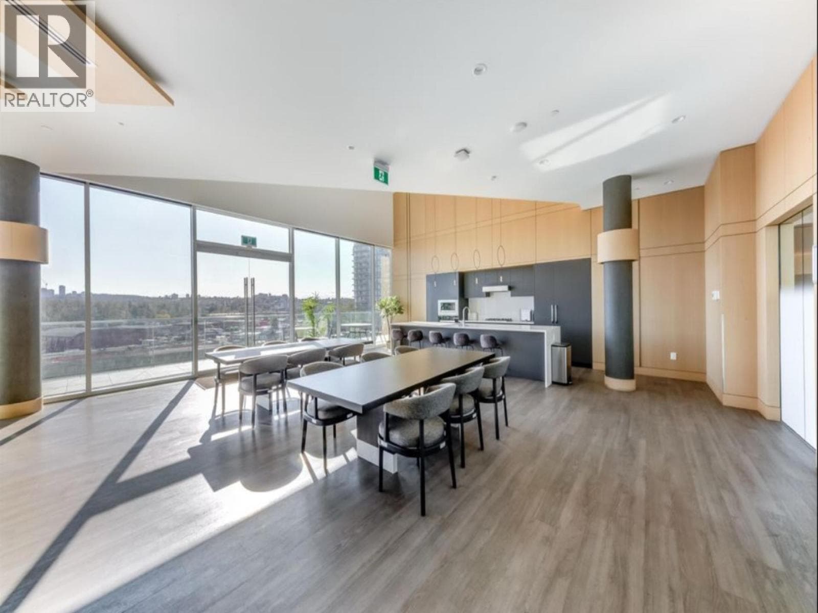 1601 4890 LOUGHEED HIGHWAY in Dawson-Delta