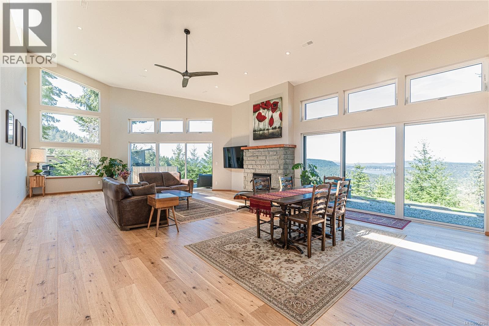 153 SOUTHERN WAY in